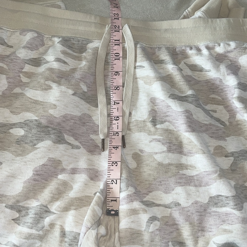 Old Navy Women’s Plus Size Camo Joggers size XXL - Picture 8 of 12